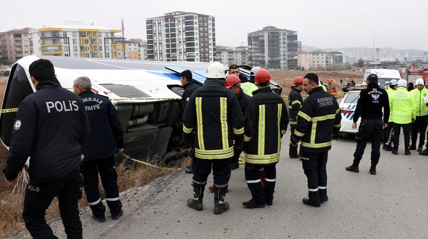 Kırıkkale'de yolcu otob&uuml;s&uuml; şarampole devrildi: 7 yaralı