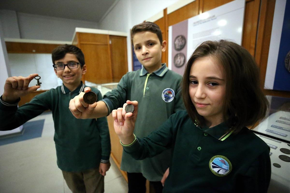 Ortaokul &ouml;ğrencilerinden m&uuml;zecilik adına &ouml;rnek davranış