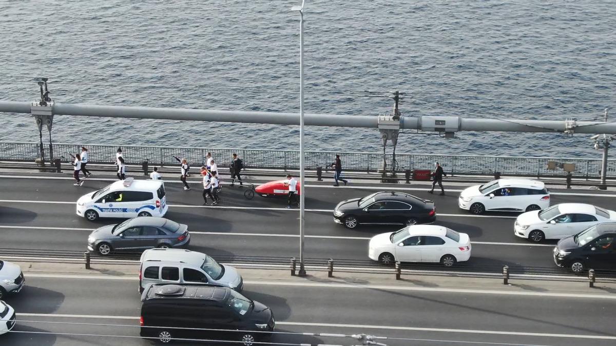 İngiltere'den y&uuml;r&uuml;yerek yola &ccedil;ıkan Rosie Swale Pope 1 yılda İstanbul'a geldi