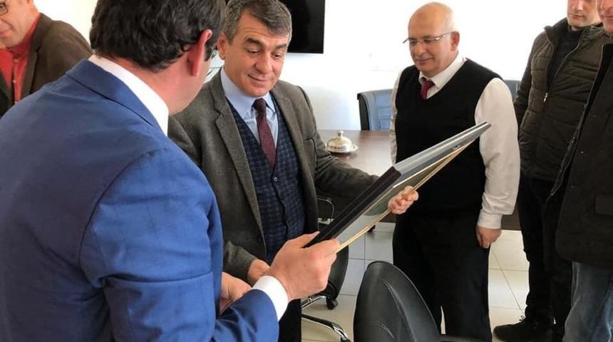 H&uuml;y&uuml;k &ccedil;evre yolu b&ouml;l&uuml;nm&uuml;ş yol oluyor