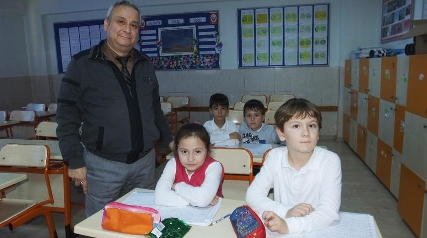 Fedakar &ouml;ğretmen takdir topluyor