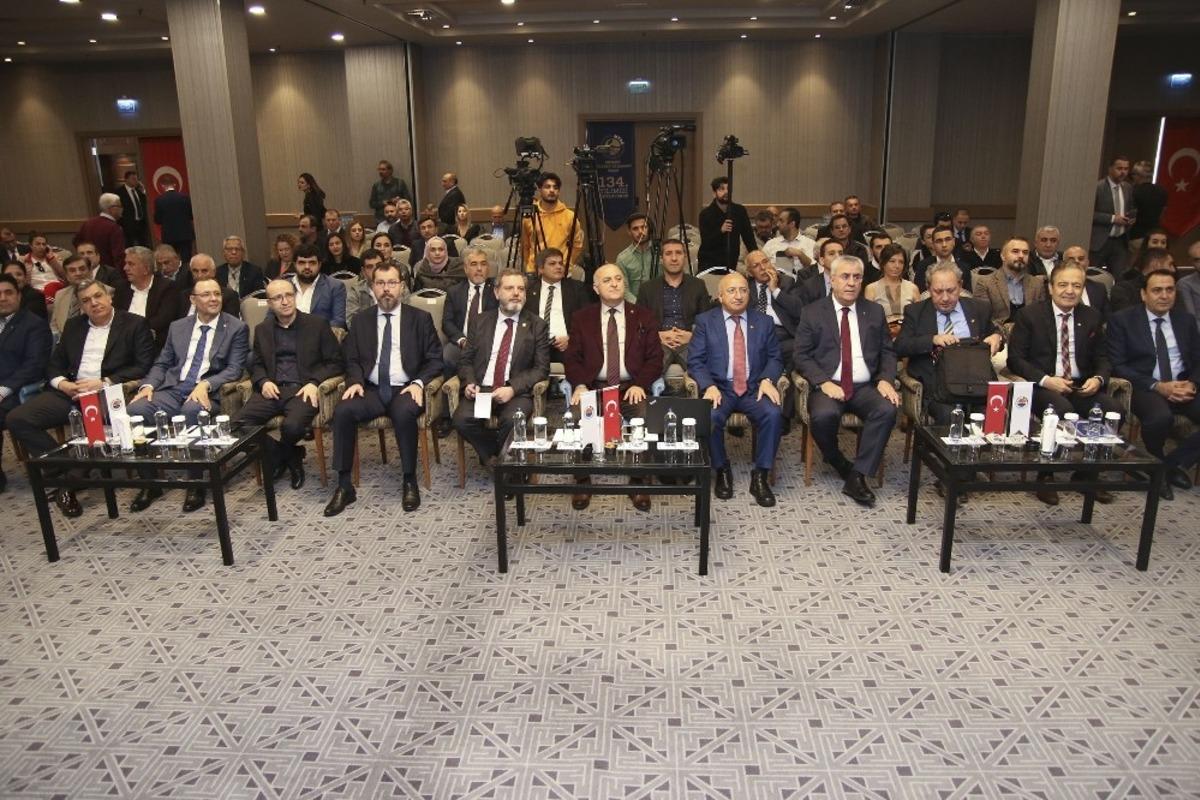 Ekonomistlerden şirketlere: &ldquo;Kur riskinin y&ouml;netimini profesyonellere bırakın&rdquo;