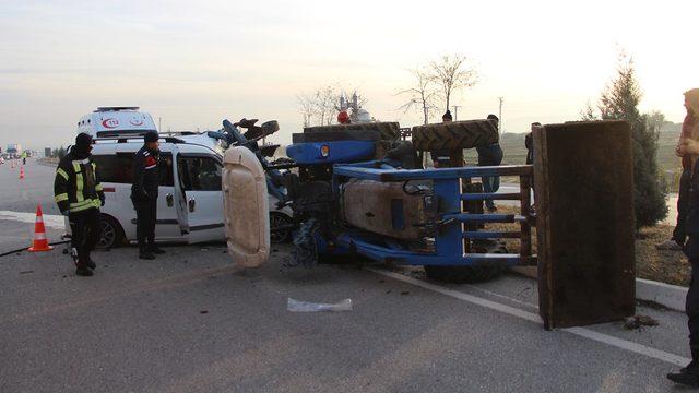 Hafif ticari araç, pulluk takılı traktöre çarptı: 2'si ağır 3 yaralı