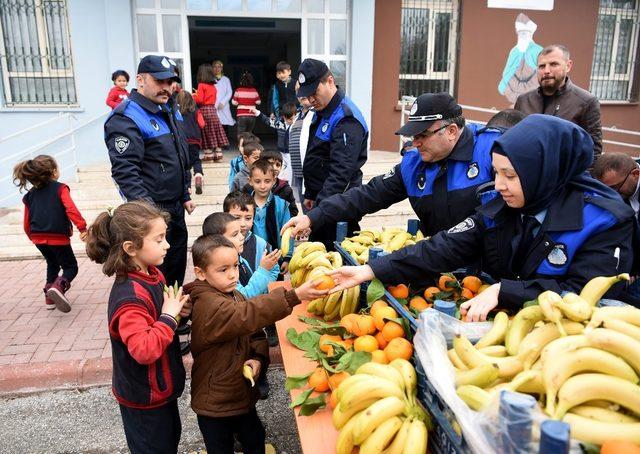 Karatay Zabıta’dan Yerli Malı Haftasında öğrencilere meyve