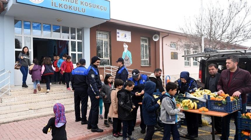 Karatay Zabıta&rsquo;dan Yerli Malı Haftasında &ouml;ğrencilere meyve
