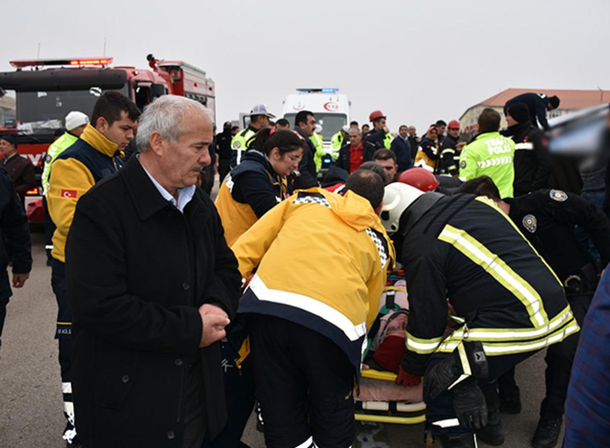 Kırıkkale'de yolcu otob&uuml;s&uuml; kaza yaptı! Yaralılar var