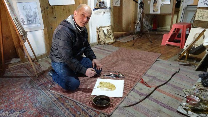 150 yıllık evde kahve kullanarak resim yapıyor G1
