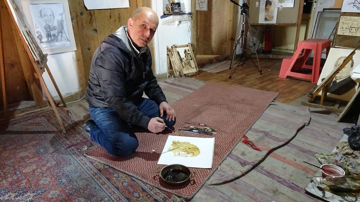 150 yıllık evde kahve kullanarak resim yapıyor
