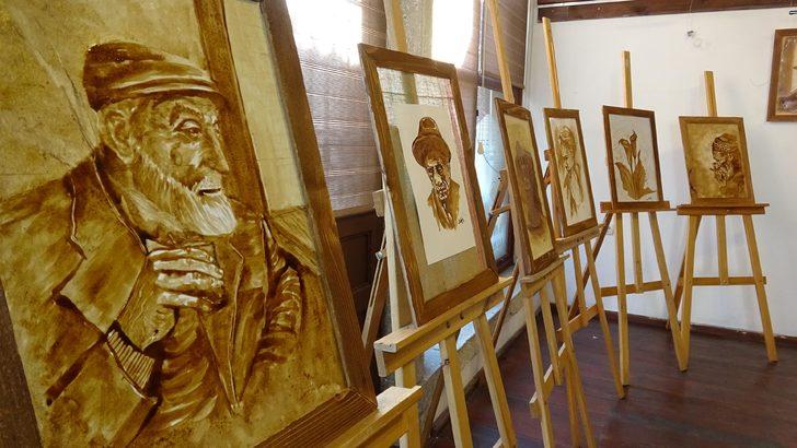 150 yıllık evde kahve kullanarak resim yapıyor G3