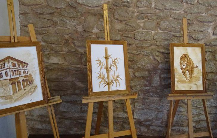 150 yıllık evde kahve kullanarak resim yapıyor G4