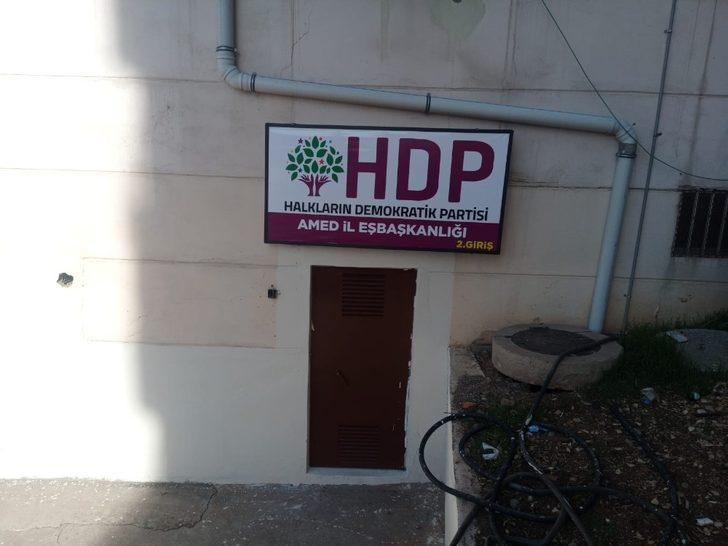 HDP Diyarbakır İl Başkanlığın'da arka kapıya tabela asılmasına tepki geldi G2