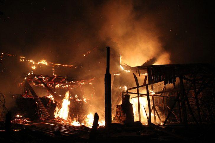 Erzurum'da 10 ev ile 1 ahır yandı G1