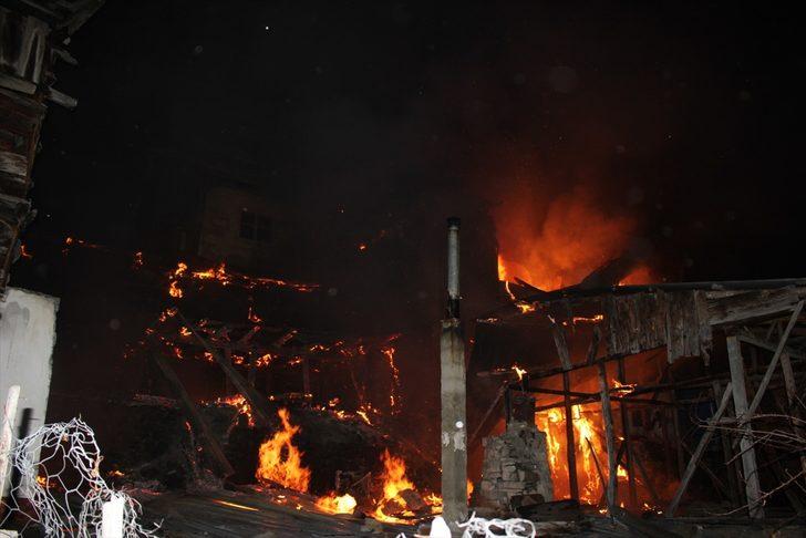 Erzurum'da 10 ev ile 1 ahır yandı G2