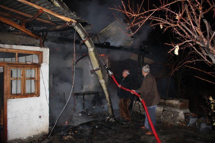 Erzurum'da 10 ev ile 1 ahır yandı G3