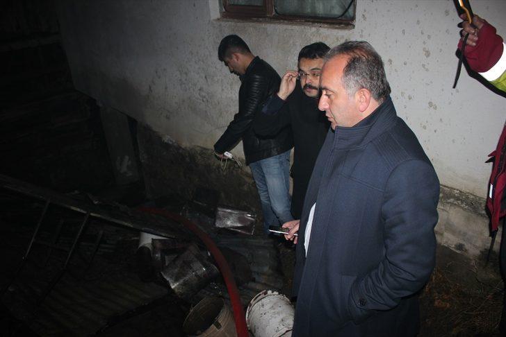 Erzurum'da 10 ev ile 1 ahır yandı G4