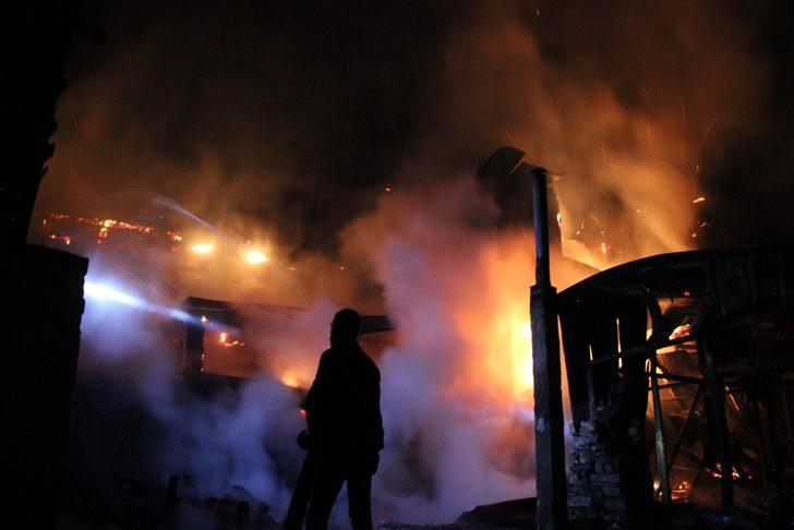 Erzurum'da 10 ev ile 1 ahır yandı G5