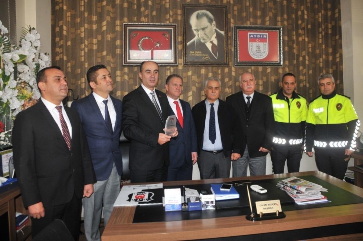 Ayın şof&ouml;r&uuml; &ouml;d&uuml;l&uuml;n&uuml; Emniyet M&uuml;d&uuml;r Yardımcısı Eyipoğlu&rsquo;ndan aldı