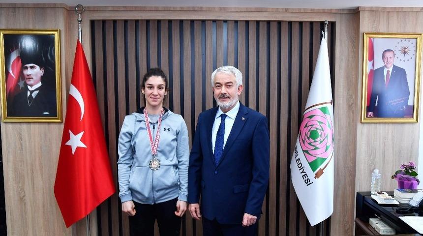 Başkan Başdeğirmen, Milli Boks&ouml;r&uuml; altınla &ouml;d&uuml;llendirdi