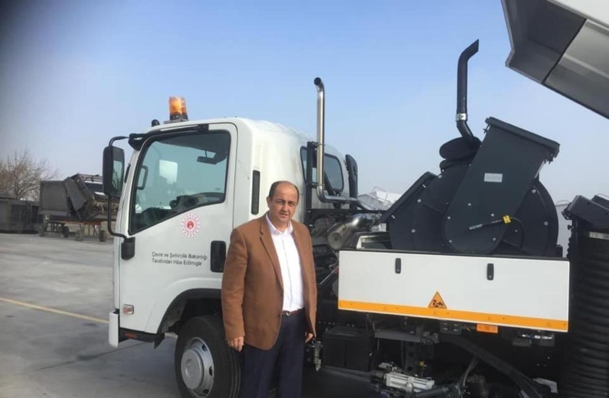 G&uuml;l&uuml;&ccedil; Belediyesi yeni temizlik aracını teslim aldı