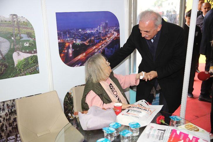 Kitap kurdu yaşlılar kitap fuarında G1