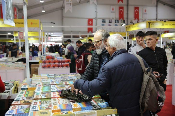 Kitap kurdu yaşlılar kitap fuarında G2