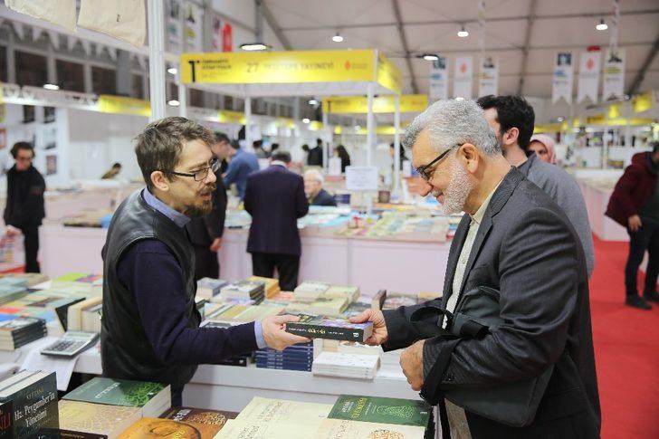 Kitap kurdu yaşlılar kitap fuarında G3