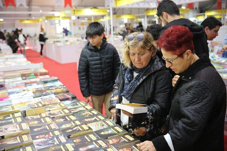 Kitap kurdu yaşlılar kitap fuarında G4