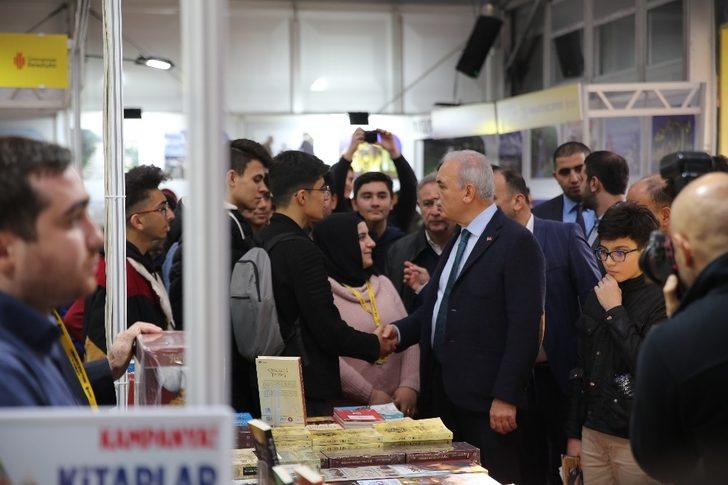 Kitap kurdu yaşlılar kitap fuarında G5