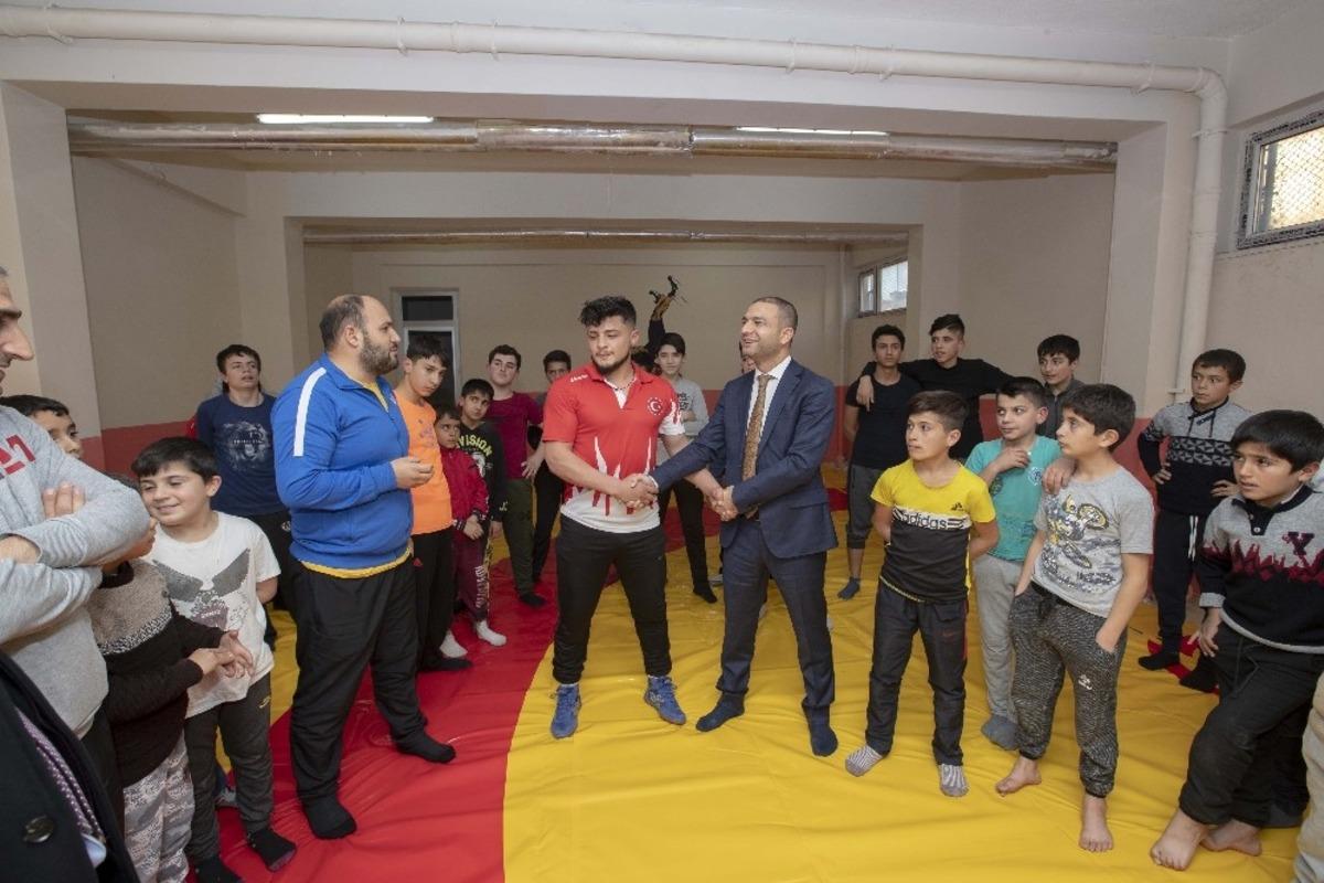 Kaymakam Aslan, &ouml;ğrencilerle bir araya geldi