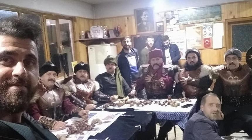 Televizyon dizisini özel kostümler giyip izliyorlar