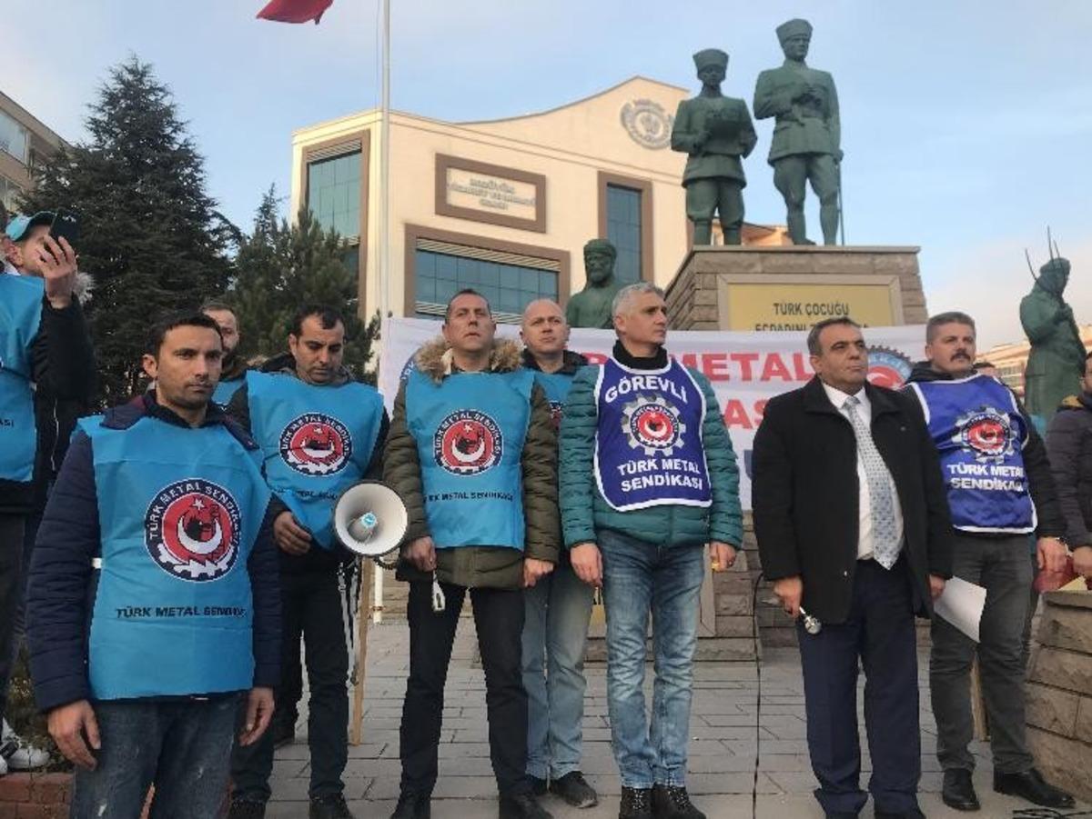 T&uuml;rk Metal iş&ccedil;ileri toplu s&ouml;zleşme g&ouml;r&uuml;şmelerinin yarım kalmasını protesto etti