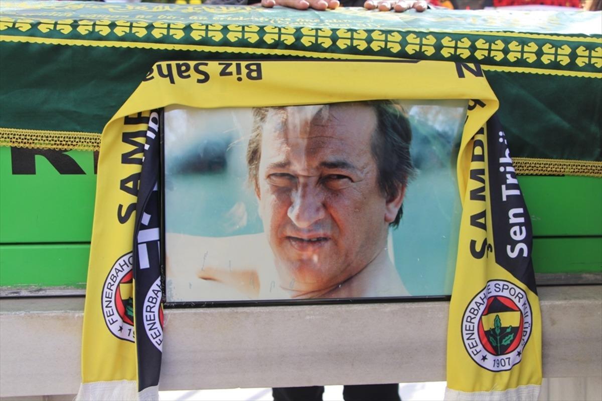 &Uuml;nl&uuml; Y&ouml;netmen Tun&ccedil; Başaran Balıkesir'de toprağa verildi