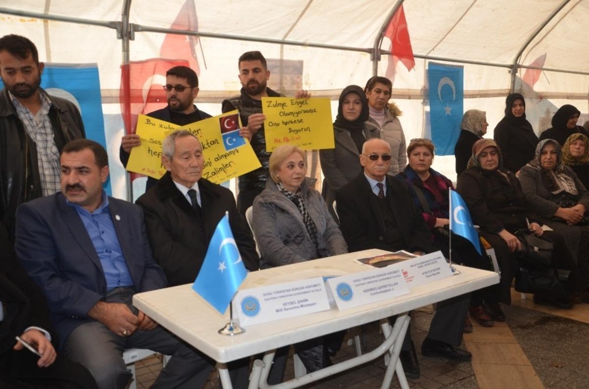 Doğu T&uuml;rkistan i&ccedil;in imza kampanyası d&uuml;zenlendi