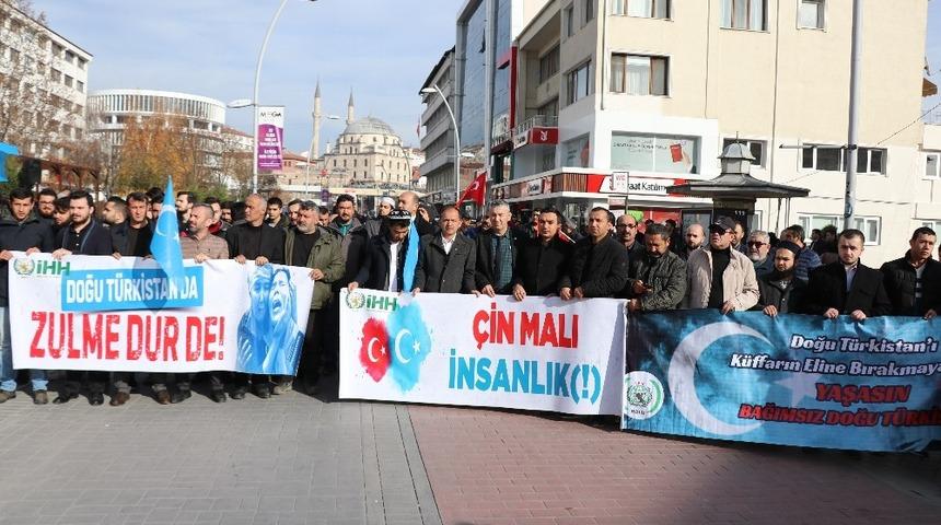 Bolu&rsquo;da y&uuml;zlerce kişi &Ccedil;in&rsquo;i protesto etti