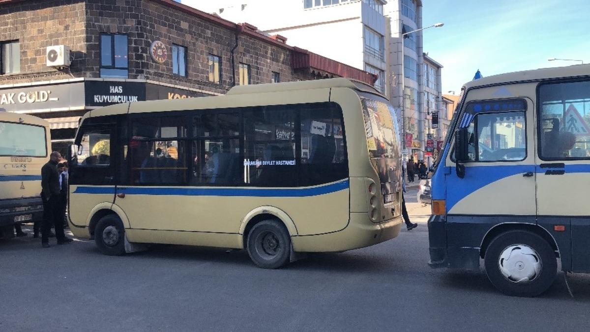 Kars&rsquo;ta dolmuş&ccedil;ular yol kapattı, eylem yaptı