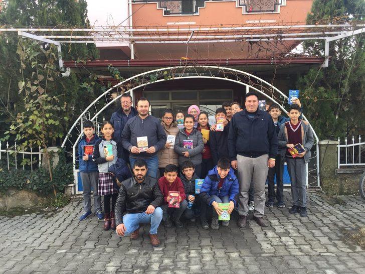 Öğrencilerden kıraatanede kitap okuma etkinliği G1