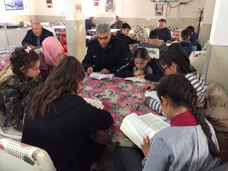 Öğrencilerden kıraatanede kitap okuma etkinliği G2