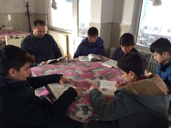 Öğrencilerden kıraatanede kitap okuma etkinliği G3