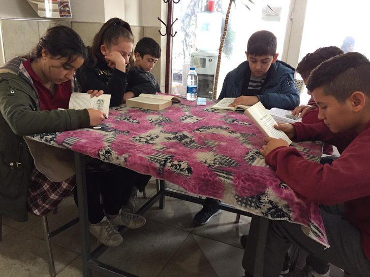 Öğrencilerden kıraatanede kitap okuma etkinliği G4