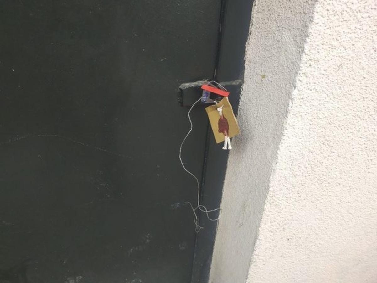 Eski İngiliz istihbarat subayı Mesurier'in evi 39 g&uuml;nd&uuml;r m&uuml;h&uuml;rl&uuml;! Vatandaşlar tedirgin