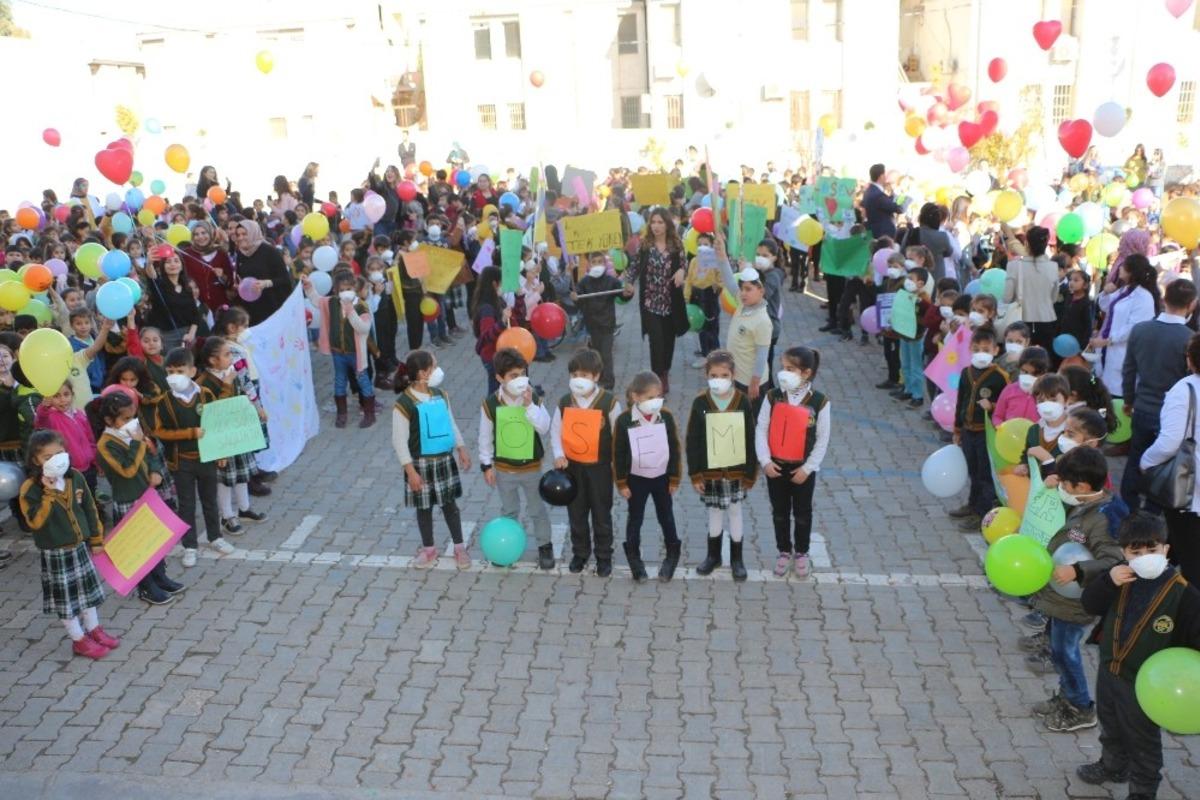&Ouml;ğrenciler balonlarla l&ouml;semiye dikkat &ccedil;ekti