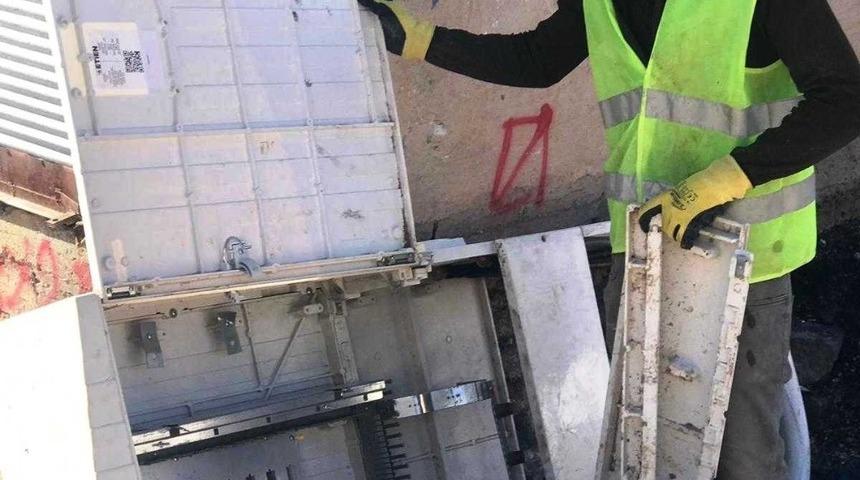 Viranşehir&rsquo;de 7 pano tahrip edildi