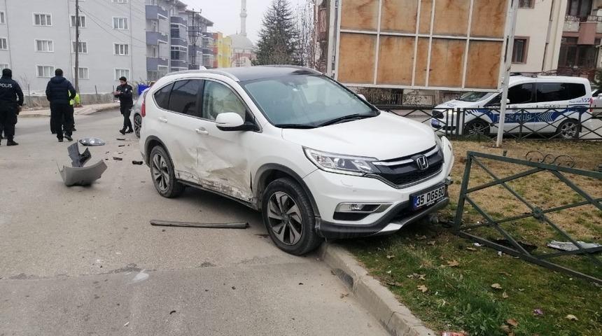 Boz&uuml;y&uuml;k&rsquo;te iki otomobil &ccedil;arpıştı 3 yaralı