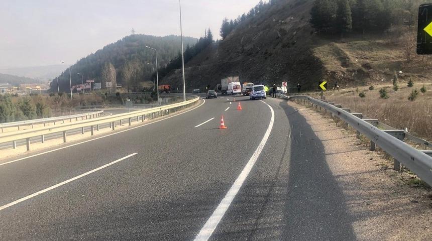 Otomobil ile kamyon &ccedil;arpıştı: 3 yaralı