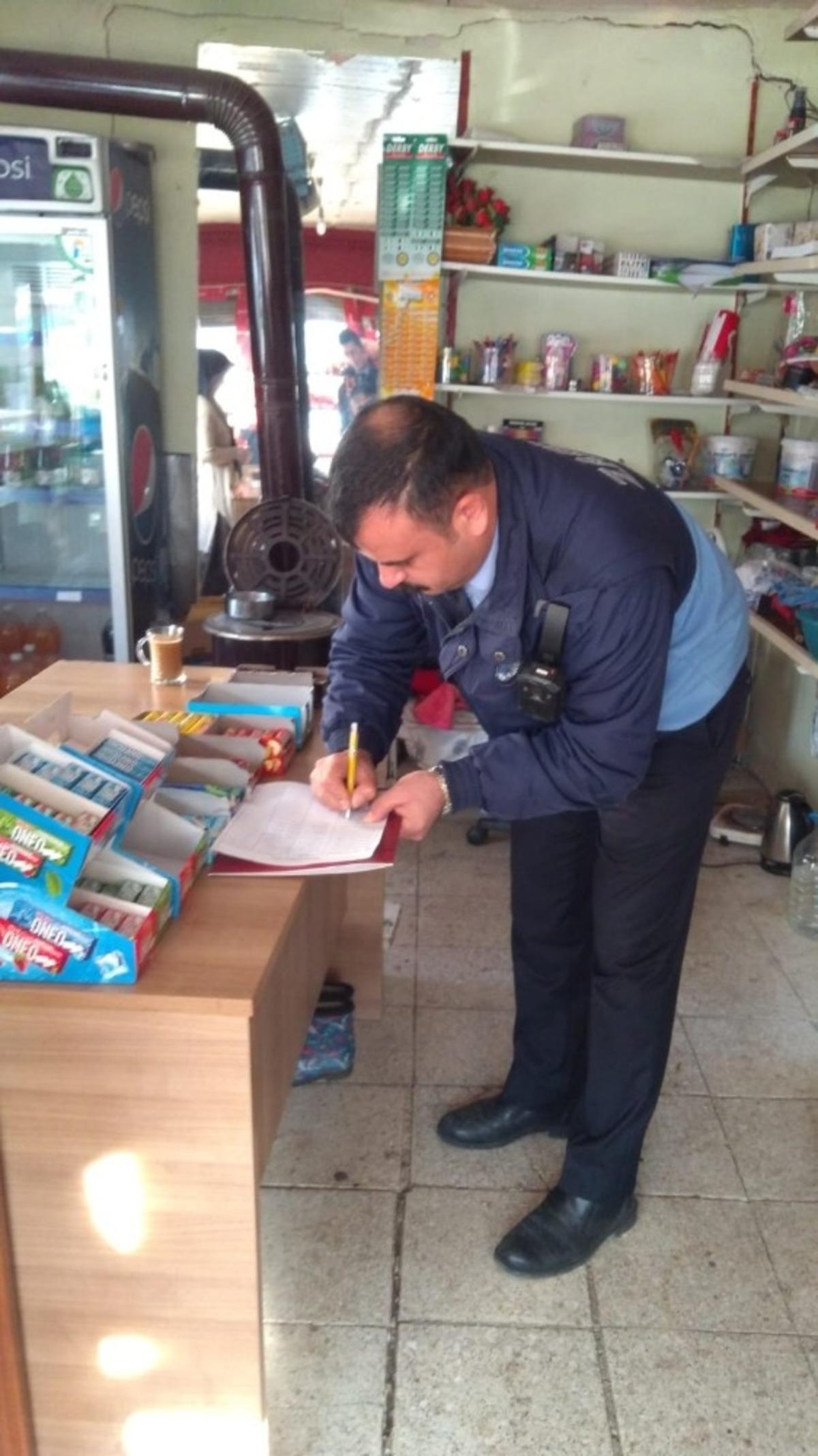 &Ccedil;orum zabıtası yasaklı gıda satışına ge&ccedil;it vermiyor