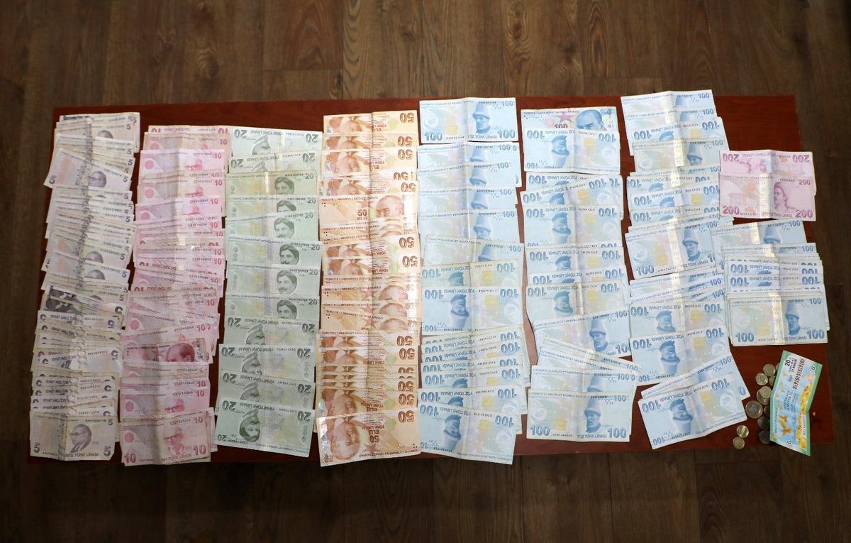 Dilencinin &uuml;zerinen &ccedil;ıkan para 'pes' dedirtti! 