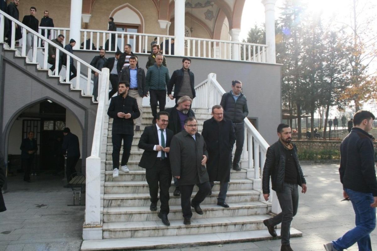 İlahiyat Fak&uuml;ltesi vefat eden &ouml;ğretmen ve &ouml;ğrencilerini andı