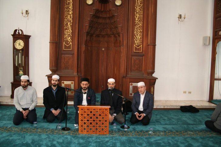 İlahiyat Fakültesi vefat eden öğretmen ve öğrencilerini andı G5