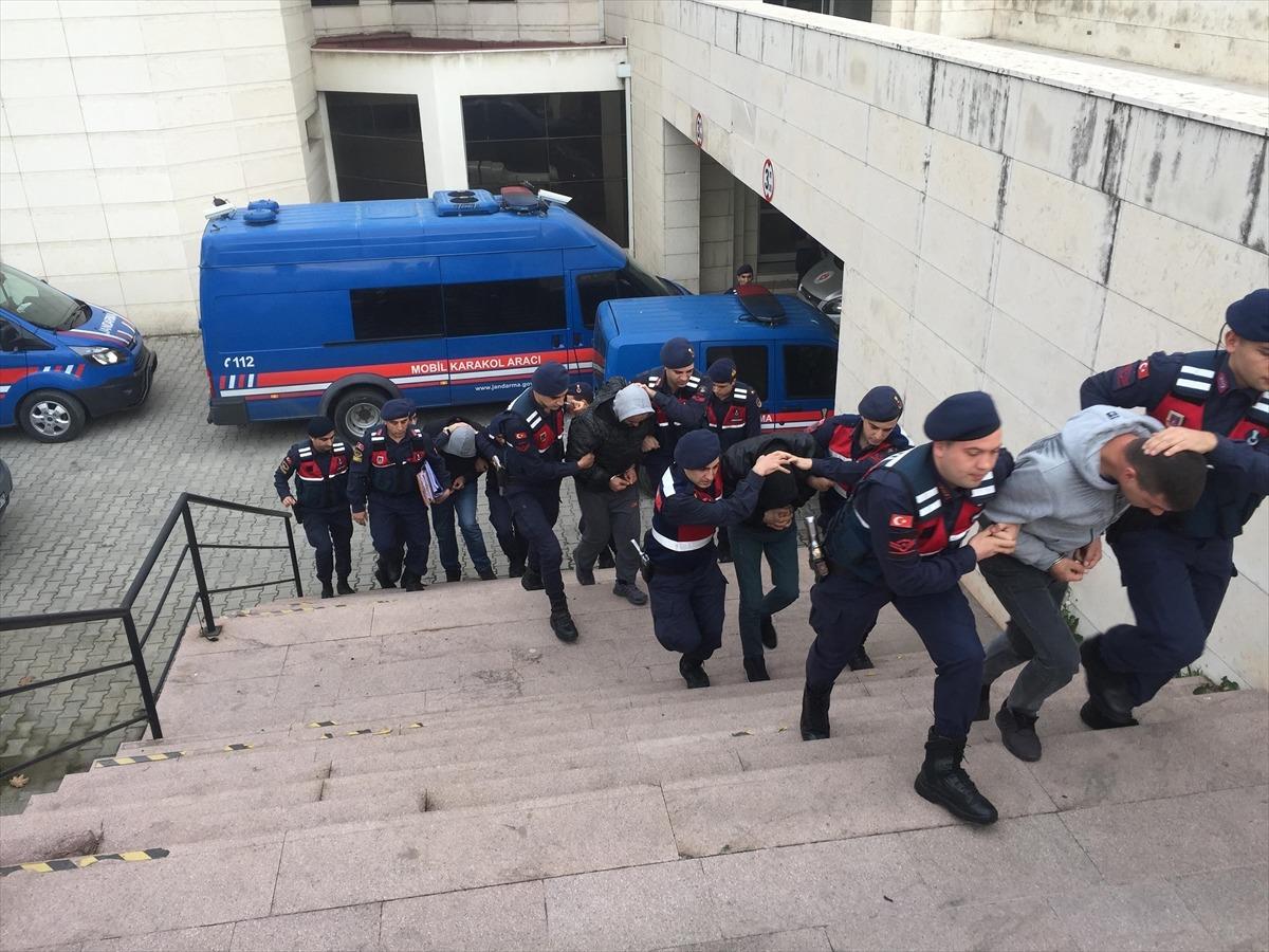 Balıkesir'de "baskı ve tehdit" iddiasıyla g&ouml;zaltına alınan 4 zanlı tutuklandı