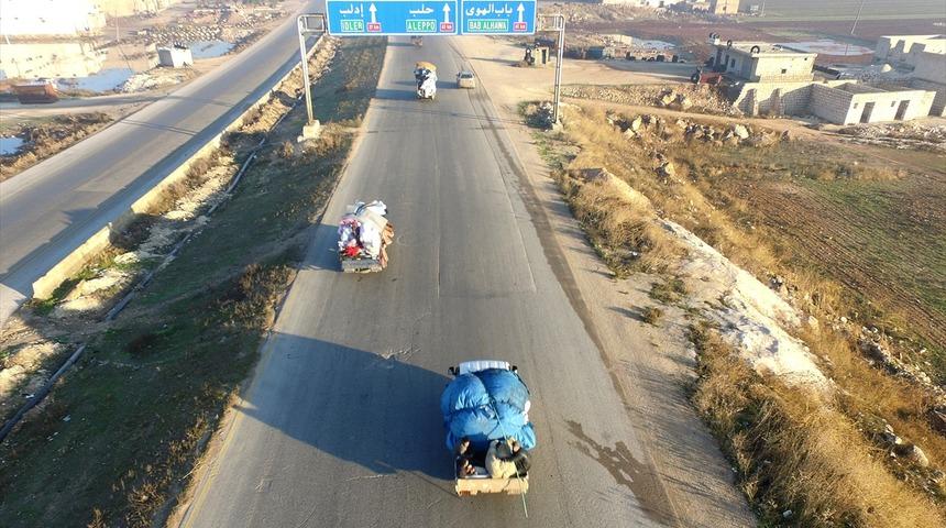 İdlib'den son 5 g&uuml;nde 80 bin sivil T&uuml;rkiye sınırı yakınlarına g&ouml;&ccedil; etti